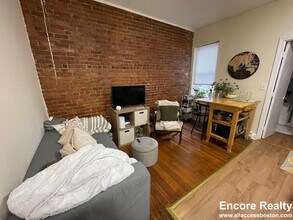 892 Huntington Ave, Unit 3 in Boston, MA - Building Photo - Building Photo