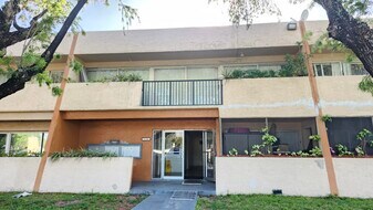 488 NE 18th Ave, Unit 208 in Homestead, FL - Building Photo