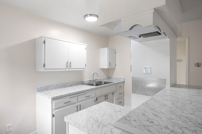 Woodruff Apartments in Bellflower, CA - Foto de edificio - Building Photo