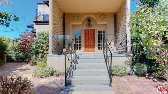 9000 Elevado Ave in West Hollywood, CA - Building Photo - Building Photo