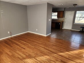 1825 W Boris Dr in Columbia, MO - Foto de edificio - Building Photo