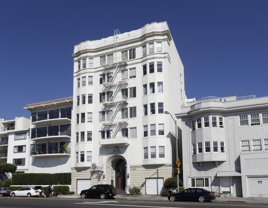 Belleshore Apartments in Oakland, CA - Building Photo