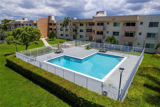 10300 Coral Wy in Miami, FL - Building Photo - Building Photo