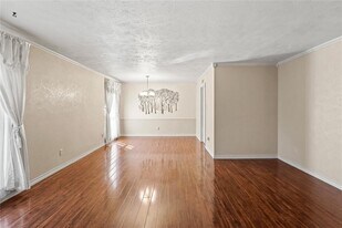 5619 Pine Row in Houston, TX - Building Photo