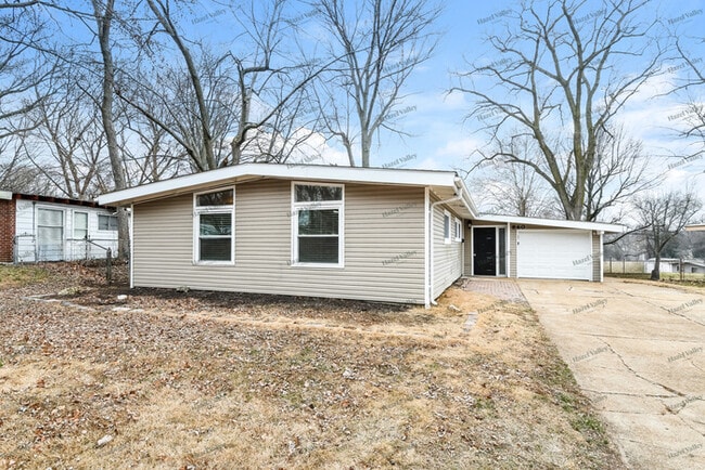 860 St Anthony Ln in Florissant, MO - Building Photo - Building Photo