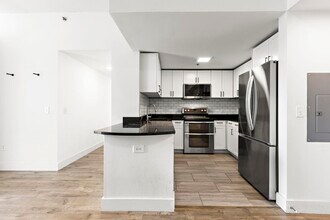 102 Christopher Columbus Dr in Jersey City, NJ - Building Photo - Building Photo