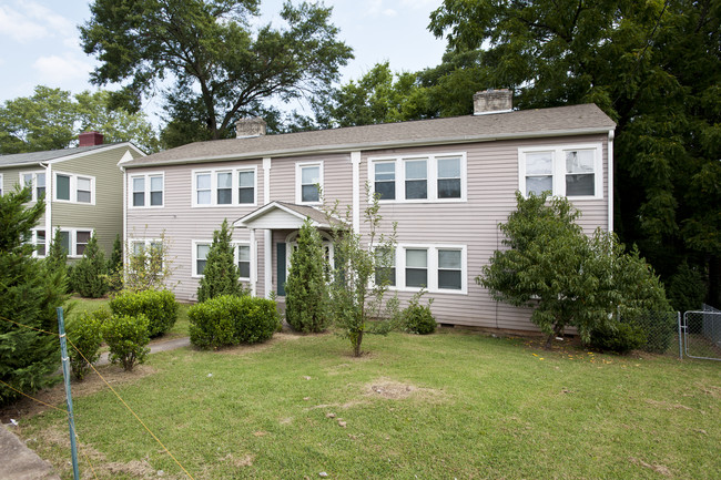 587 SE Colonial Cir in Marietta, GA - Foto de edificio - Building Photo