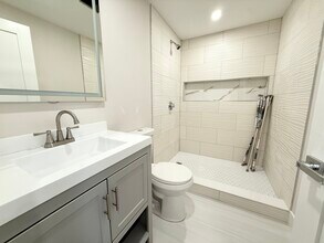 10 Cawfield St, Unit 1 in Boston, MA - Foto de edificio - Building Photo