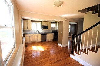 154 Bigelow St, Unit 2 in Boston, MA - Building Photo - Building Photo