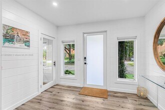 6830 SW 69th Ave in Miami, FL - Building Photo - Building Photo