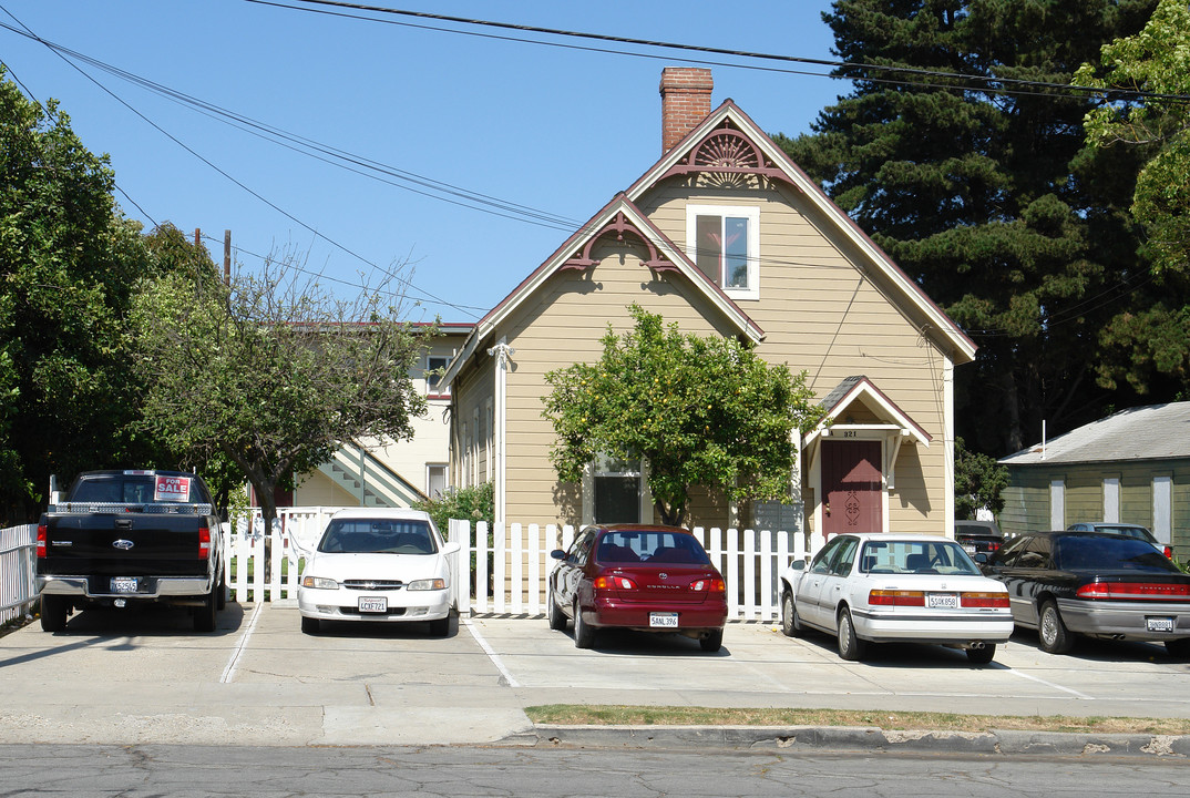 321 N 8th St in Santa Paula, CA - Building Photo