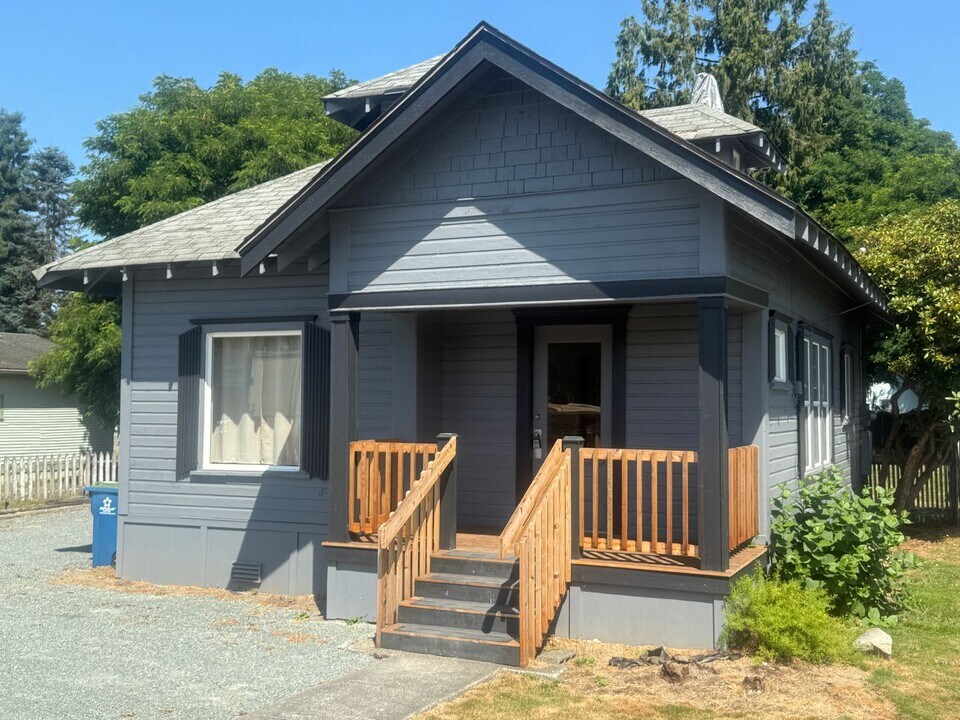 17807 W Main St in Monroe, WA - Building Photo