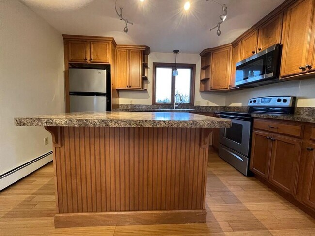 3 Buttonwood St in Bristol, RI - Building Photo - Building Photo