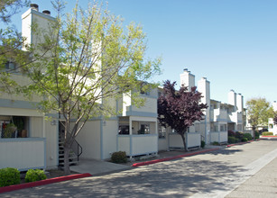 Village Oaks Apartments in Fresno, CA - Building Photo - Building Photo