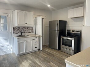 692 Enfield St in Enfield, CT - Building Photo - Building Photo