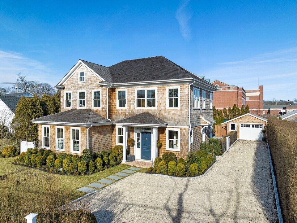 95 Burnett St in Southampton, NY - Building Photo