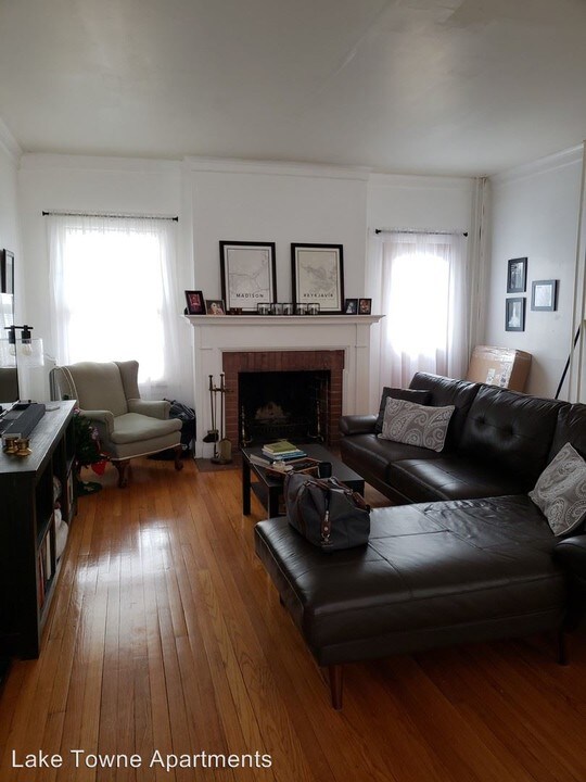 240 W Lakelawn Pl in Madison, WI - Building Photo