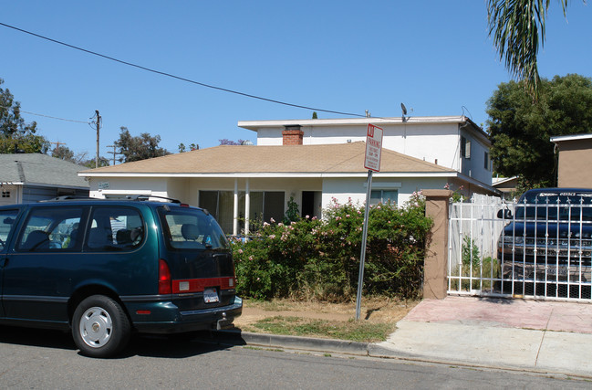 517 Massachusetts Ave in Vista, CA - Foto de edificio - Building Photo