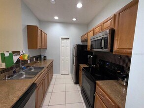 1050 Starkey Rd in Largo, FL - Building Photo - Building Photo