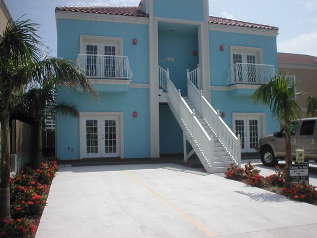 107 E Harbor in South Padre Island, TX - Building Photo