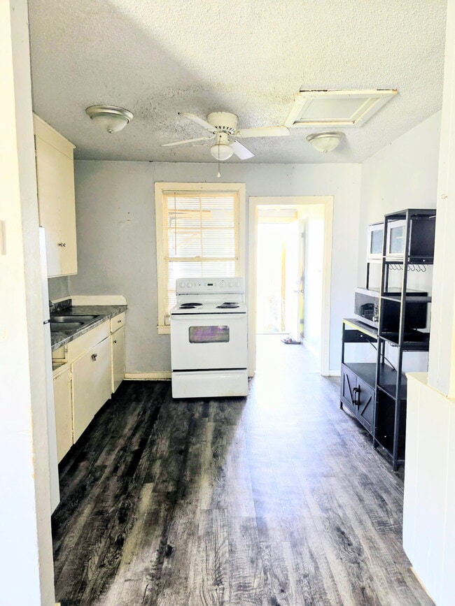 1318 W 10th St in Freeport, TX - Foto de edificio - Building Photo