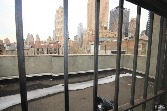 342 W 47th St in New York, NY - Building Photo - Building Photo
