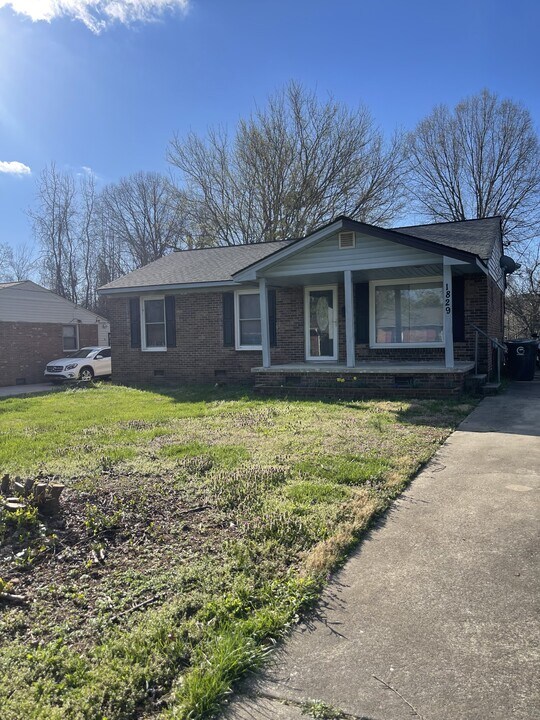 1829 Muncey Ln in Greensboro, NC - Building Photo