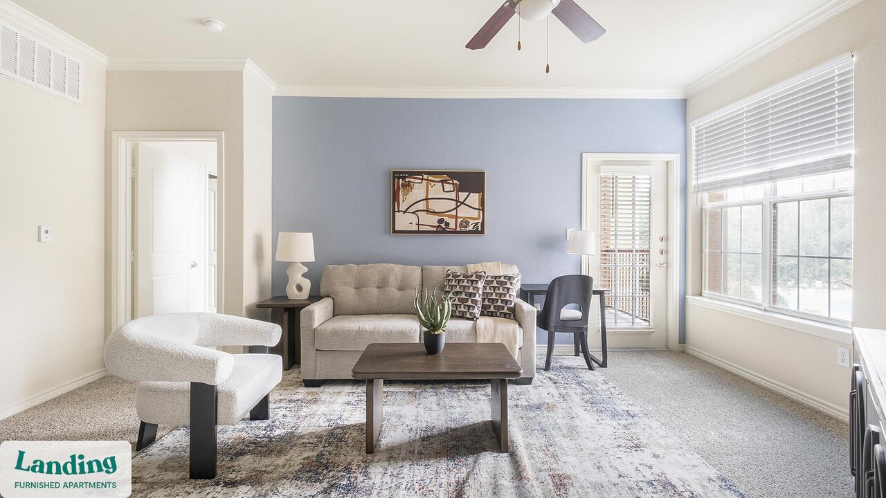 8989 West Rd in Houston, TX - Foto de edificio