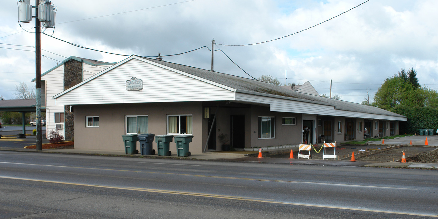 Lesita Apartments in Lebanon, OR - Building Photo