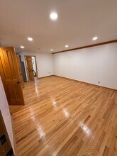 2068 33rd St, Unit 1 in Astoria, NY - Foto de edificio - Building Photo