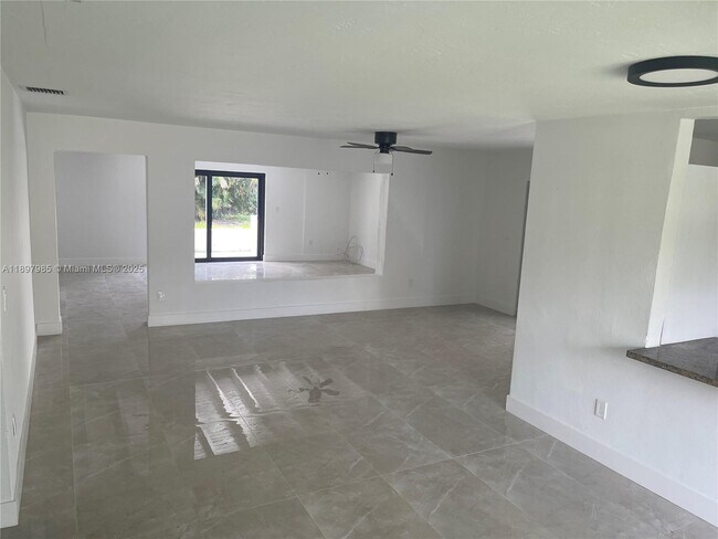 4310 NW 182nd St in Miami Gardens, FL - Building Photo - Building Photo