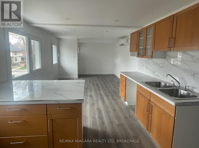 4992 Mcrae St in Niagara Falls, ON - Building Photo - Building Photo