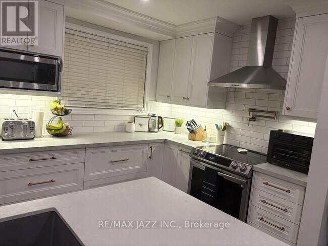 1074 Willowdale Ave in Oshawa, ON - Building Photo - Building Photo