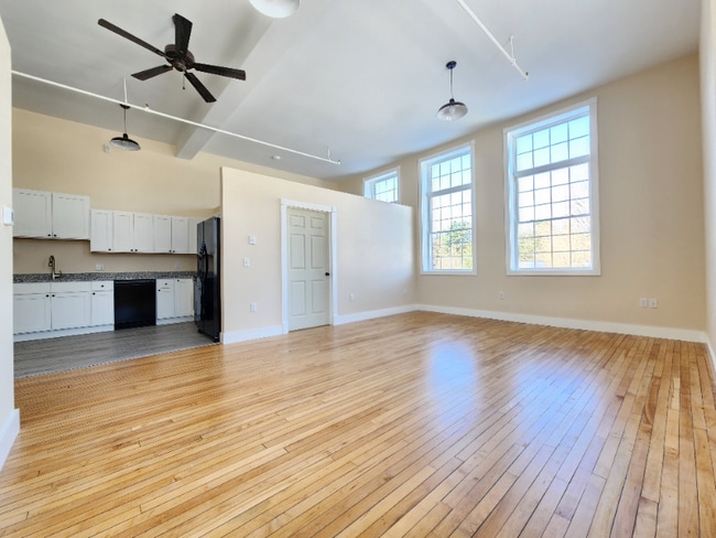 21 Jefferson St, Unit 1 in Old Town, ME - Foto de edificio - Building Photo