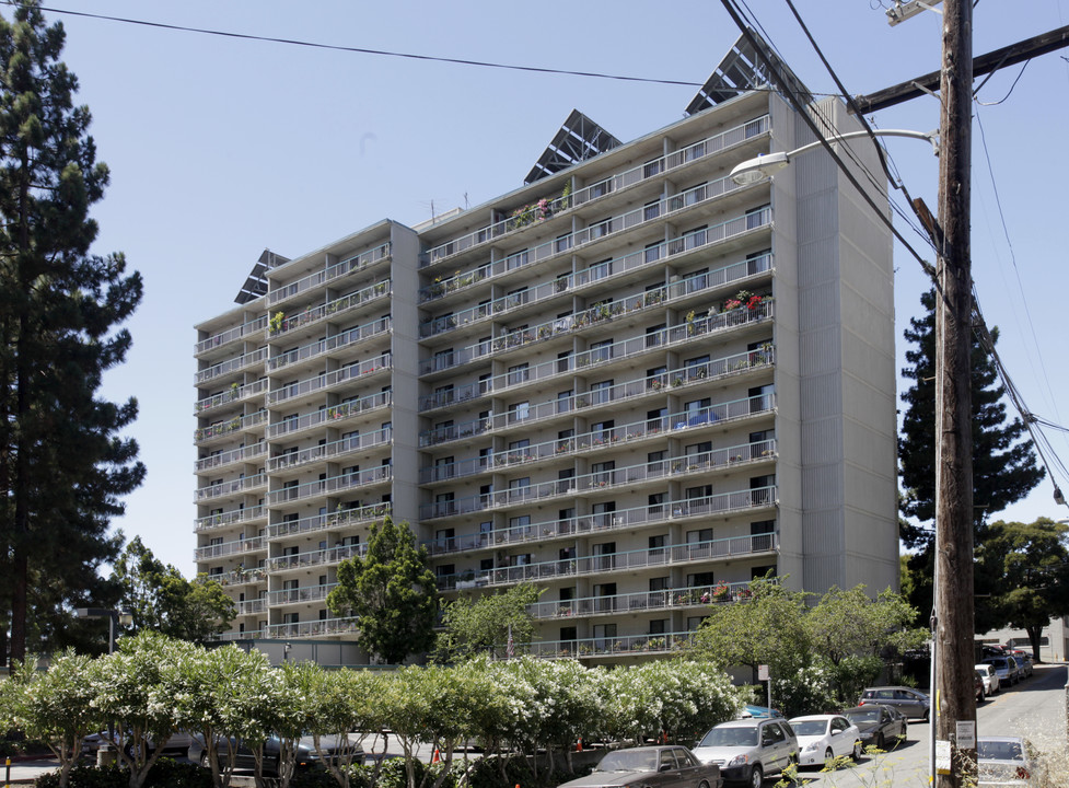 Westlake Christian Terrace West in Oakland, CA - Foto de edificio
