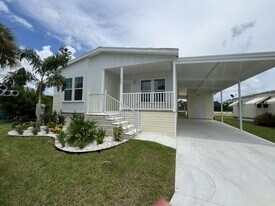 968 Avanti Way Blvd in North Fort Myers, FL - Building Photo
