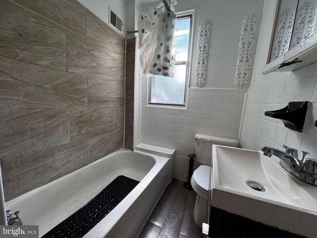 210 N Avondale St in Philadelphia, PA - Building Photo - Building Photo