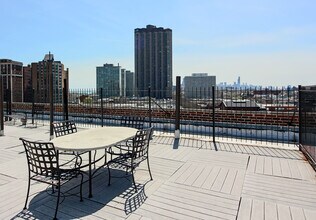 3900 N Pine Grove Ave, Unit 802 in Chicago, IL - Building Photo - Building Photo