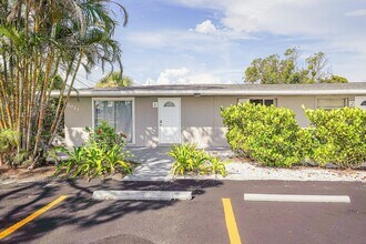 2021 Pennsylvania Ave, Unit 2 in Englewood, FL - Building Photo - Building Photo