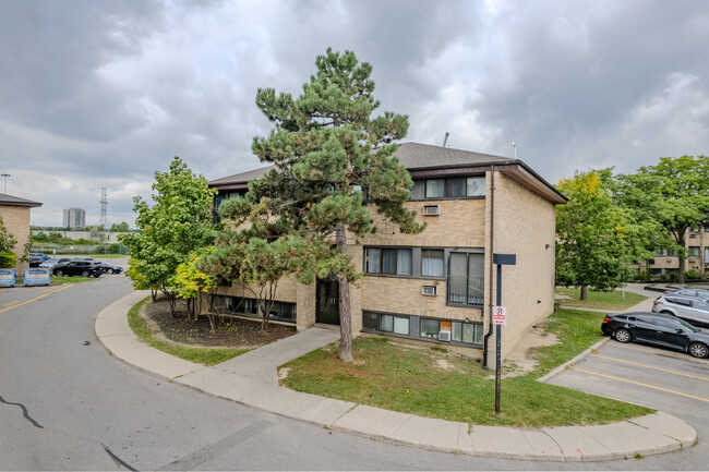 Village West Apartments in Mississauga, ON - Building Photo - Building Photo