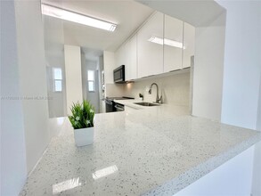 8051 S Colony Cir in Tamarac, FL - Building Photo - Building Photo