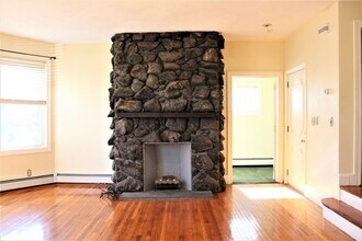 132 Allston St, Unit 132 in Medford, MA - Foto de edificio - Building Photo