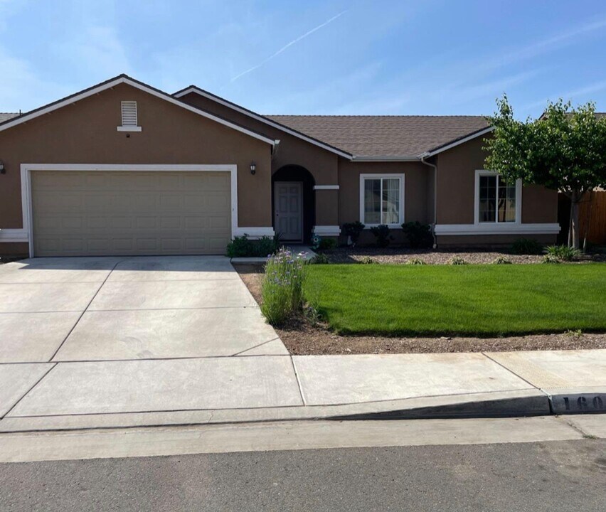 1602 Austin Ave in Dinuba, CA - Building Photo