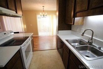 9528 Carroll Canyon Rd in San Diego, CA - Foto de edificio - Building Photo