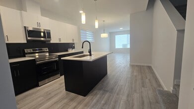 438 Carringvue Grove NW in Calgary, AB - Building Photo - Building Photo