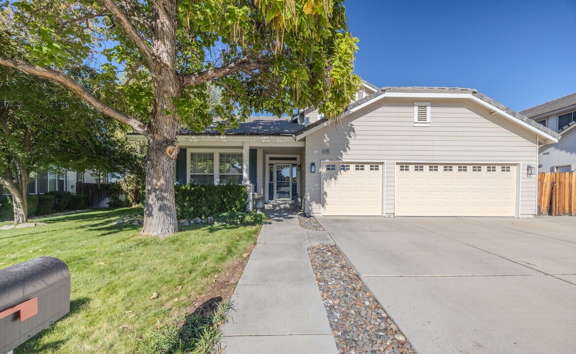 4895 Santa Barbara Ave in Sparks, NV - Building Photo