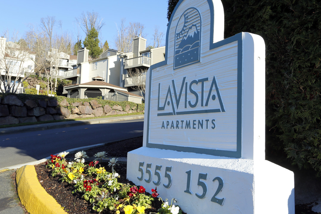 La Vista Apartments in Tukwila, WA - Foto de edificio