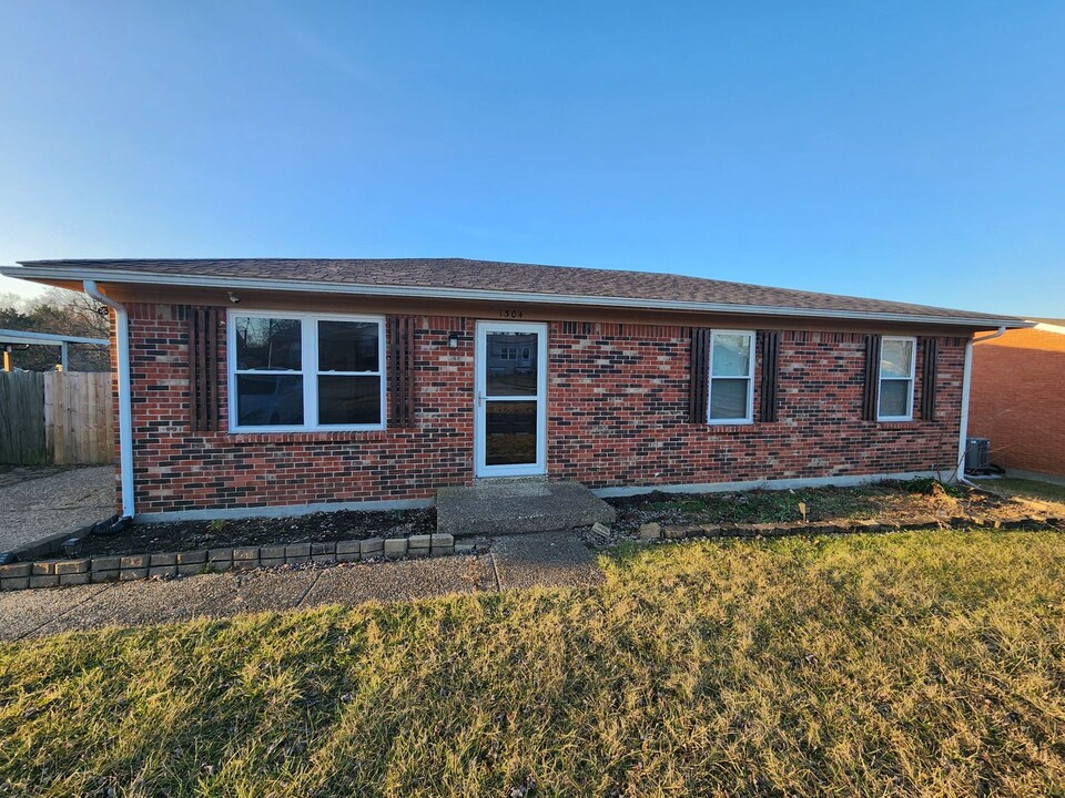 1304 Heatherbourne Dr in La Grange, KY - Building Photo