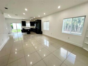14890 NE 10th Ave in Miami, FL - Foto de edificio - Building Photo