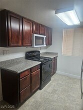 5060 Indian River Dr in Las Vegas, NV - Building Photo - Building Photo